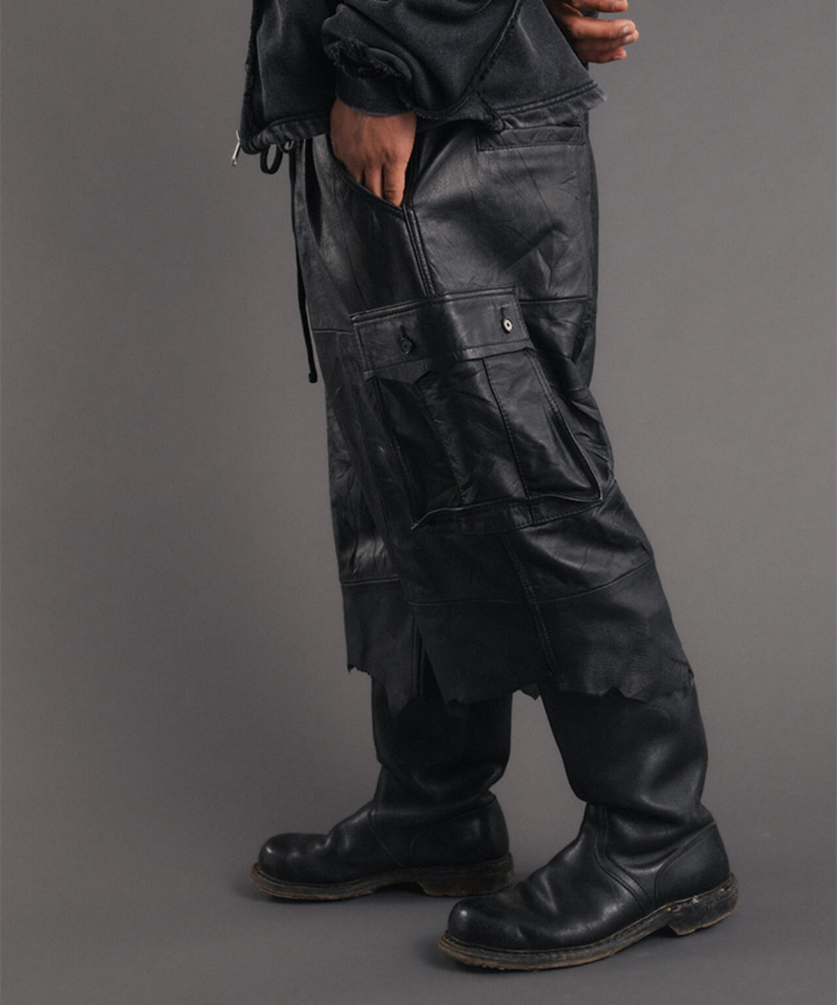 FR(13)NDS/フレンズ/REPRO-LEATHER CARGO SHORTS