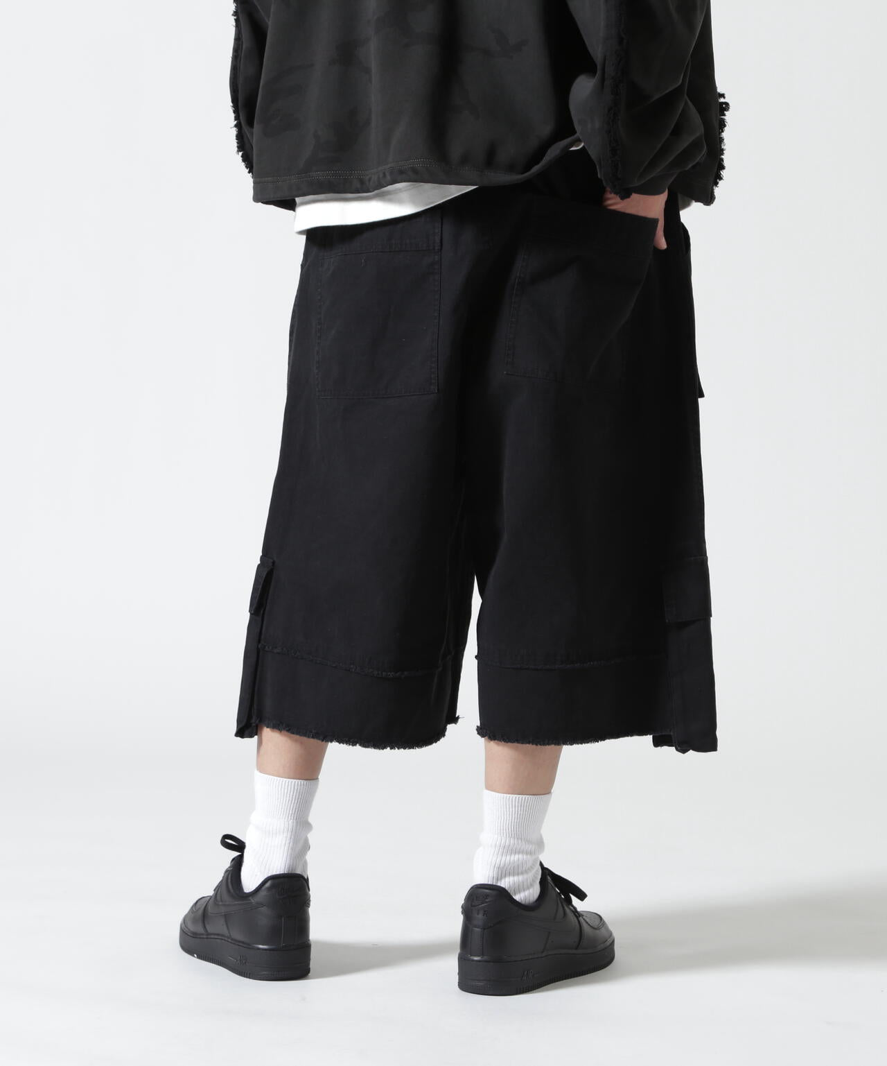Height 178 Chest 92 Waist 76 hips 95 Shoes 27.0 着用サイズ:L