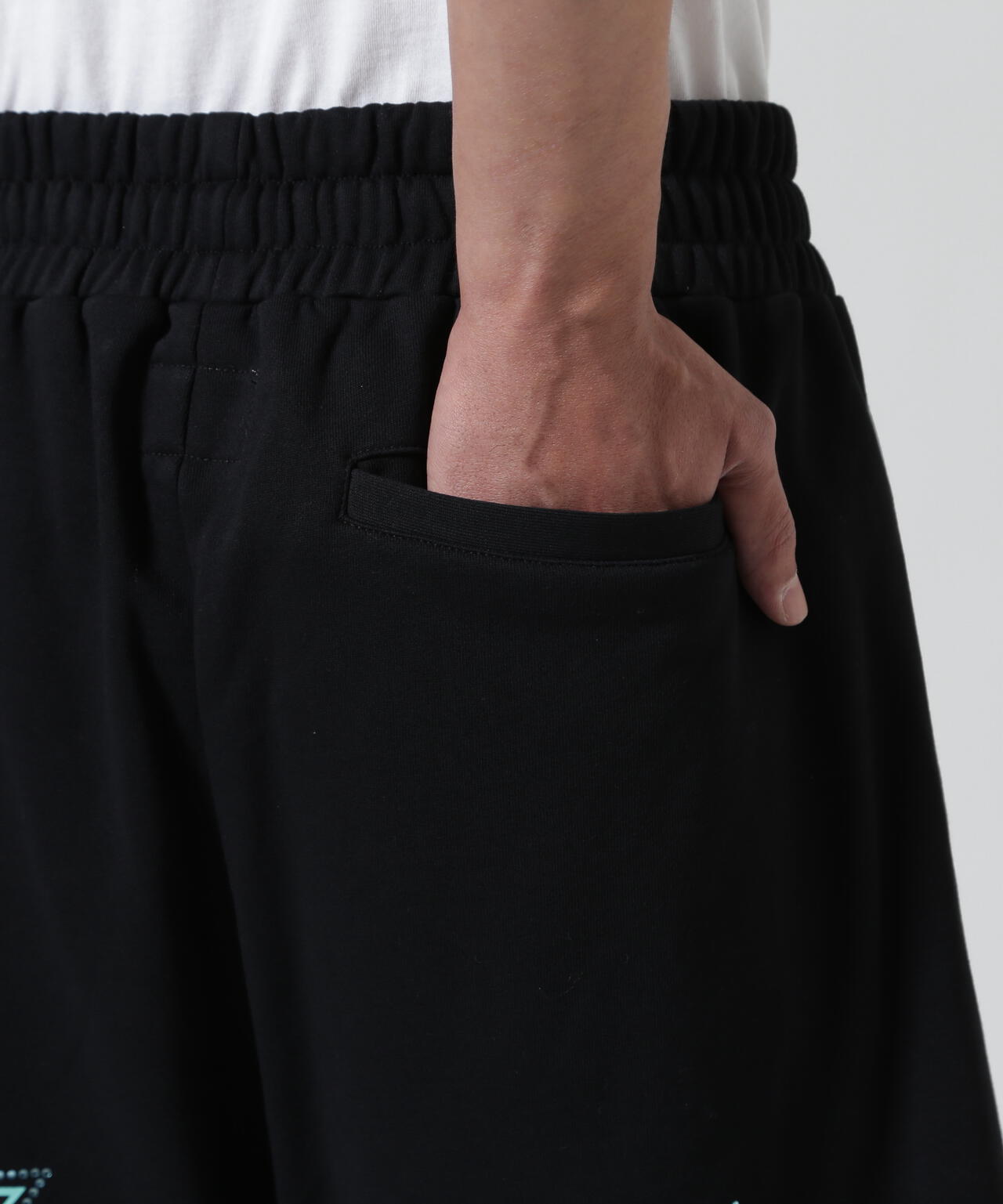 Height 178 Chest 92 Waist 76 hips 95 Shoes 27.0 着用サイズ:L