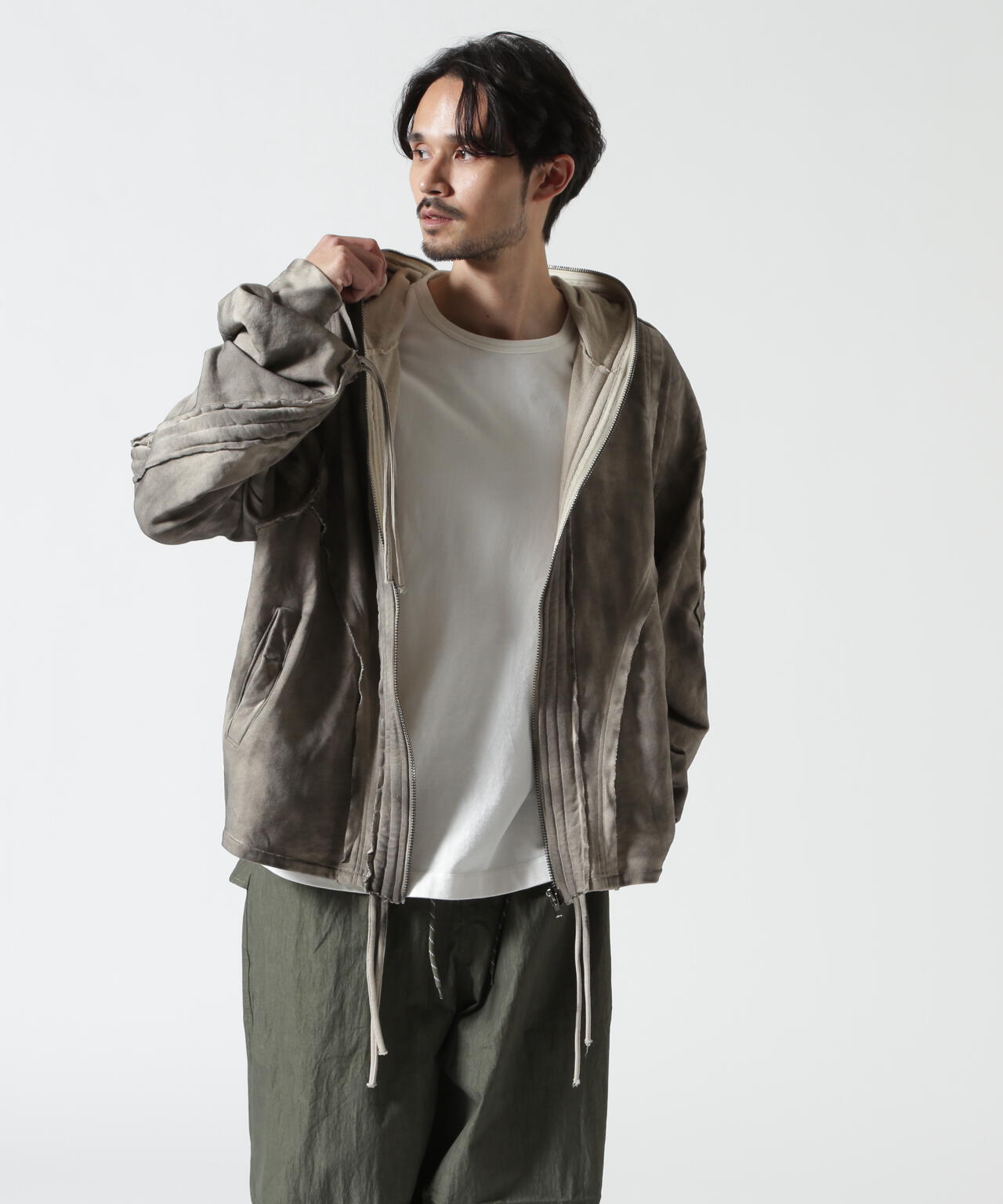 Height 178 Chest 92 Waist 76 hips 95 Shoes 27.0 着用サイズ:L