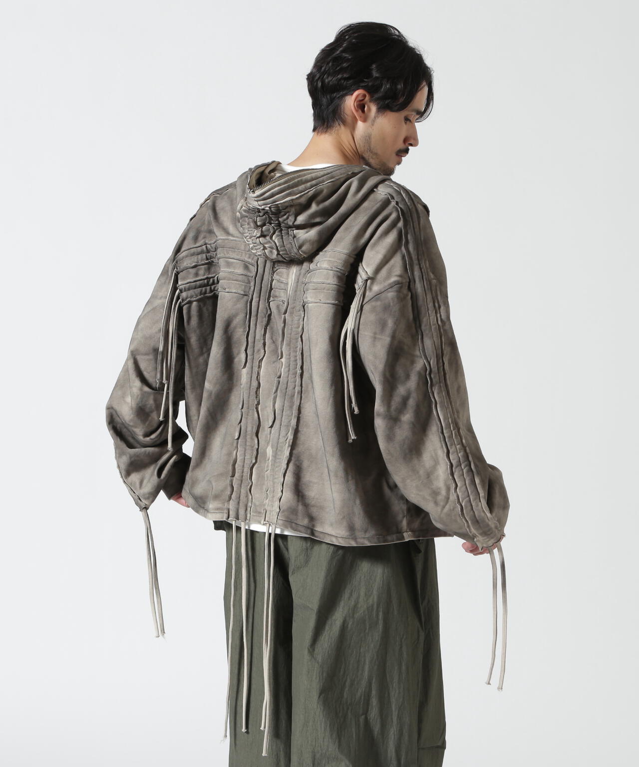 Height 178 Chest 92 Waist 76 hips 95 Shoes 27.0 着用サイズ:L