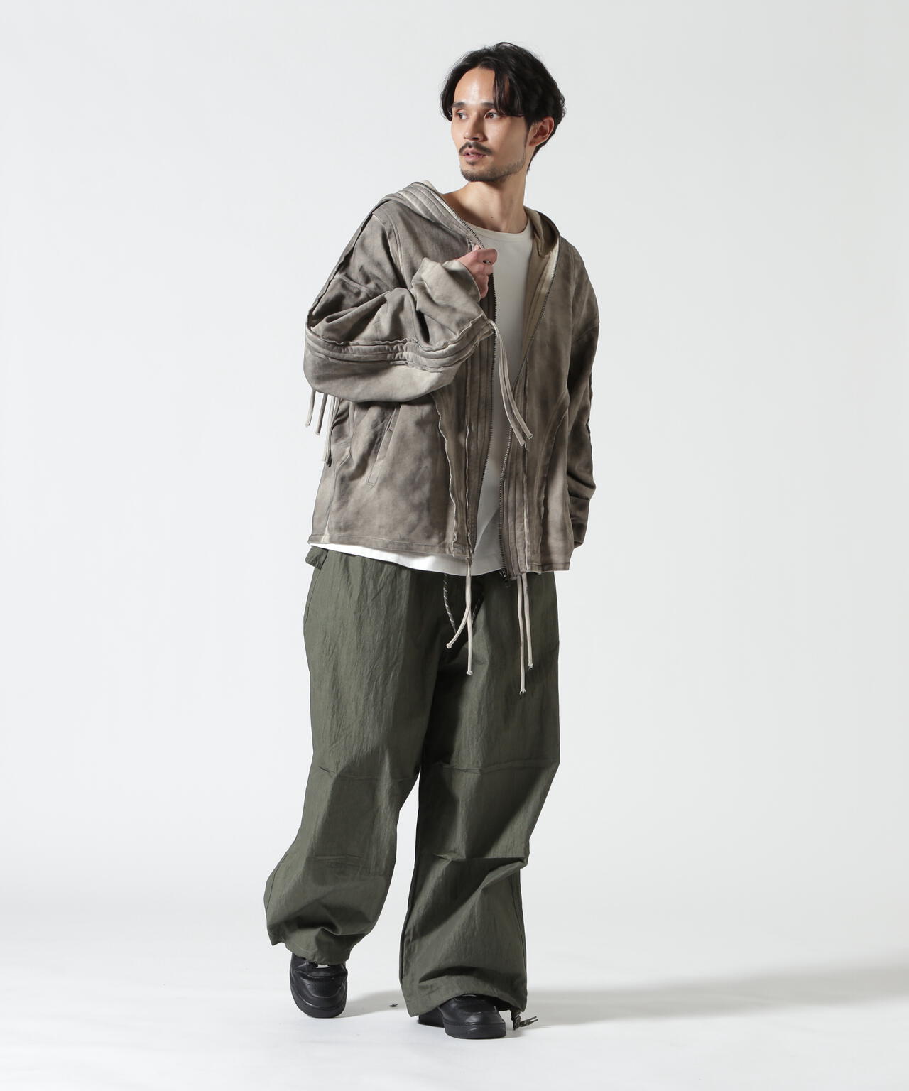 Height 178 Chest 92 Waist 76 hips 95 Shoes 27.0 着用サイズ:L