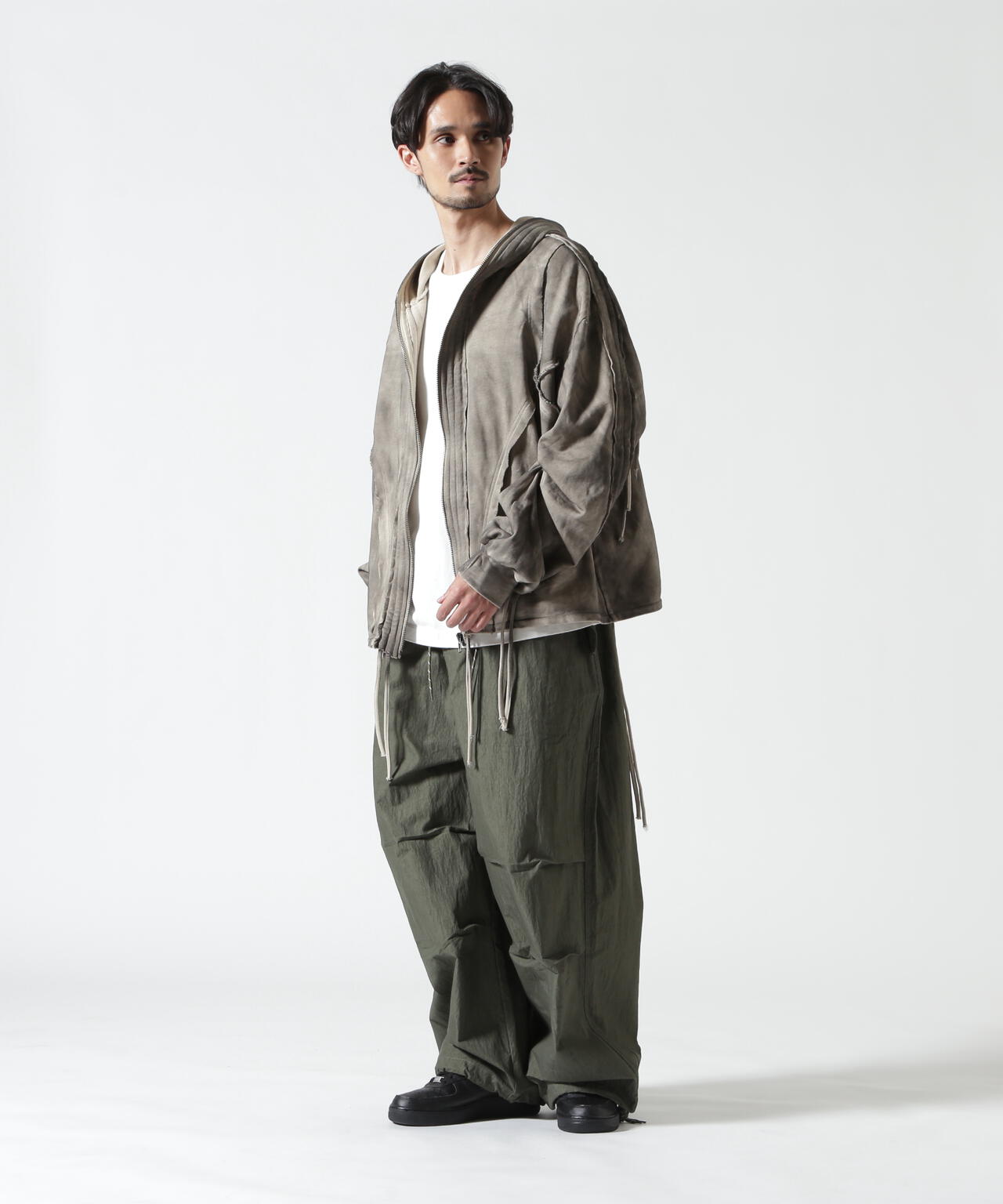 Height 178 Chest 92 Waist 76 hips 95 Shoes 27.0 着用サイズ:L