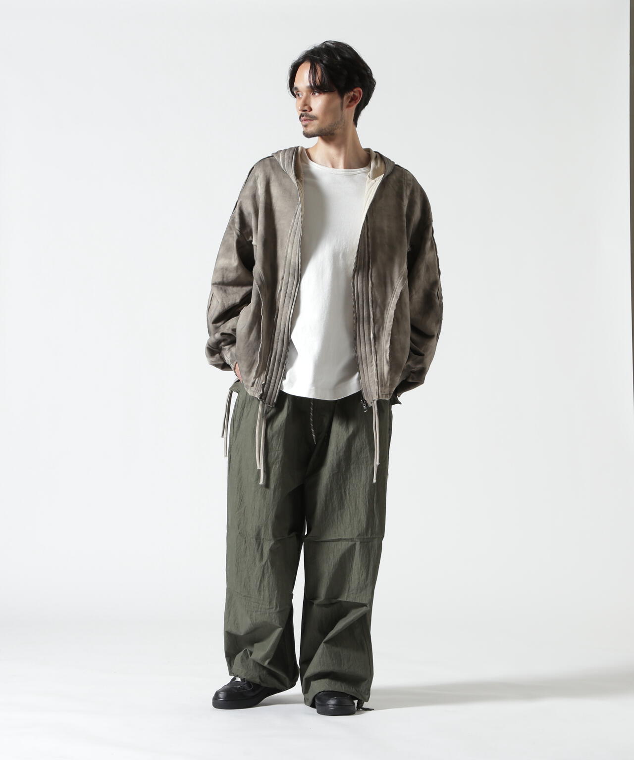 Height 178 Chest 92 Waist 76 hips 95 Shoes 27.0 着用サイズ:L