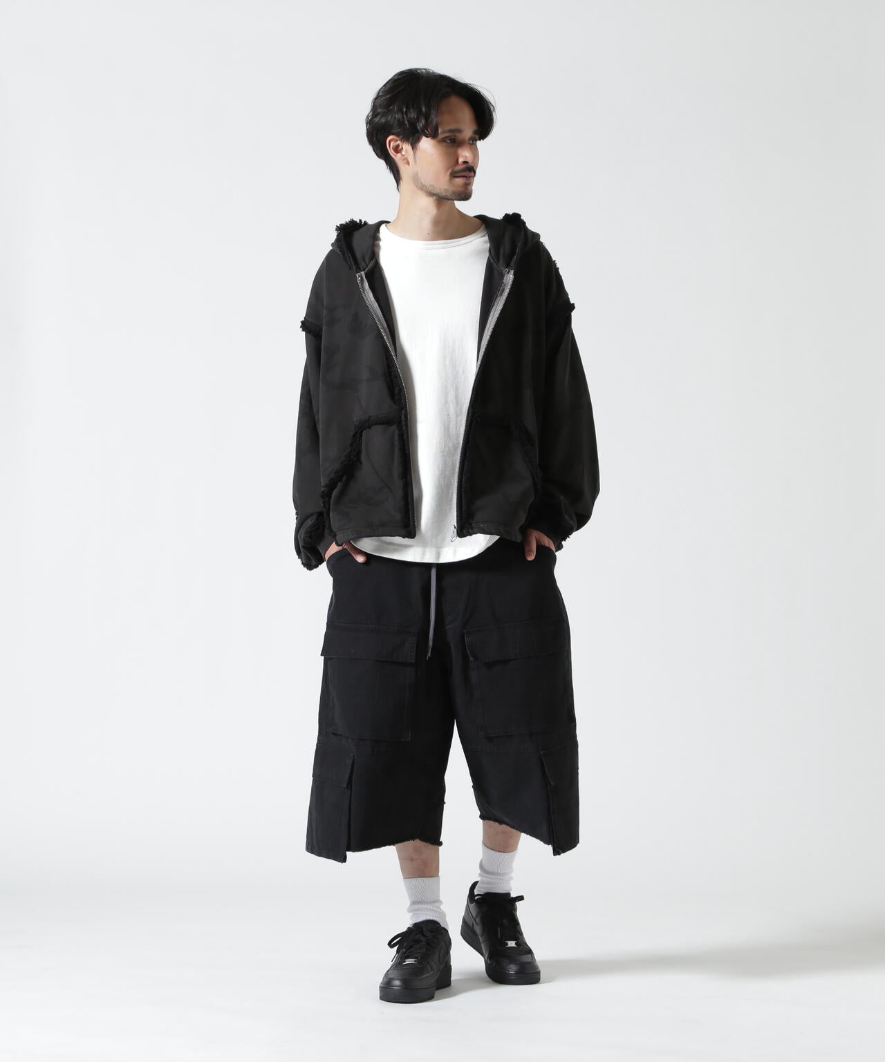 Height 178 Chest 92 Waist 76 hips 95 Shoes 27.0 着用サイズ:L