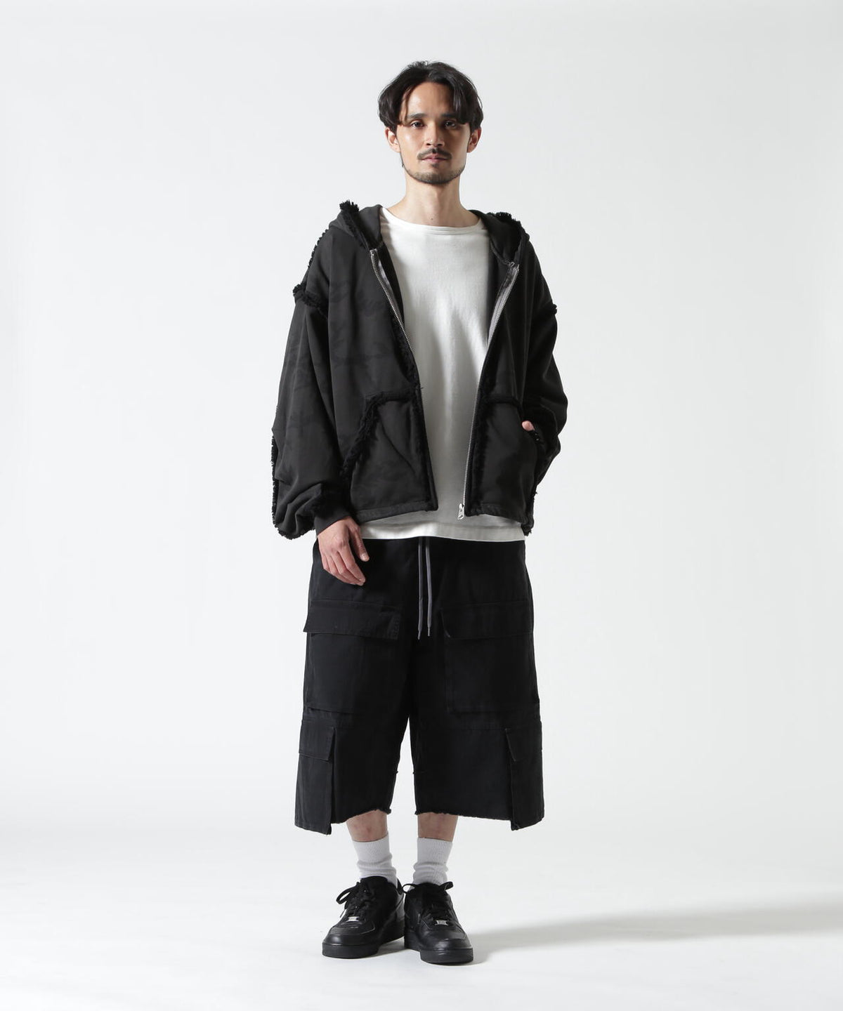 Height 178 Chest 92 Waist 76 hips 95 Shoes 27.0 着用サイズ:L
