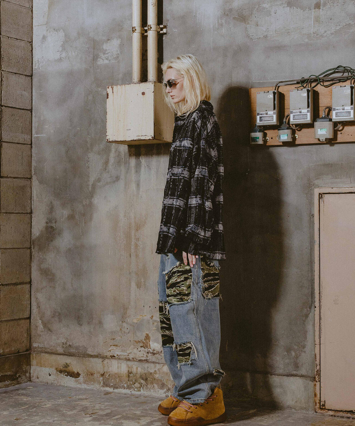 FR(13)NDS/フレンズ/RHINES STONE DAMEGE SHIRTS