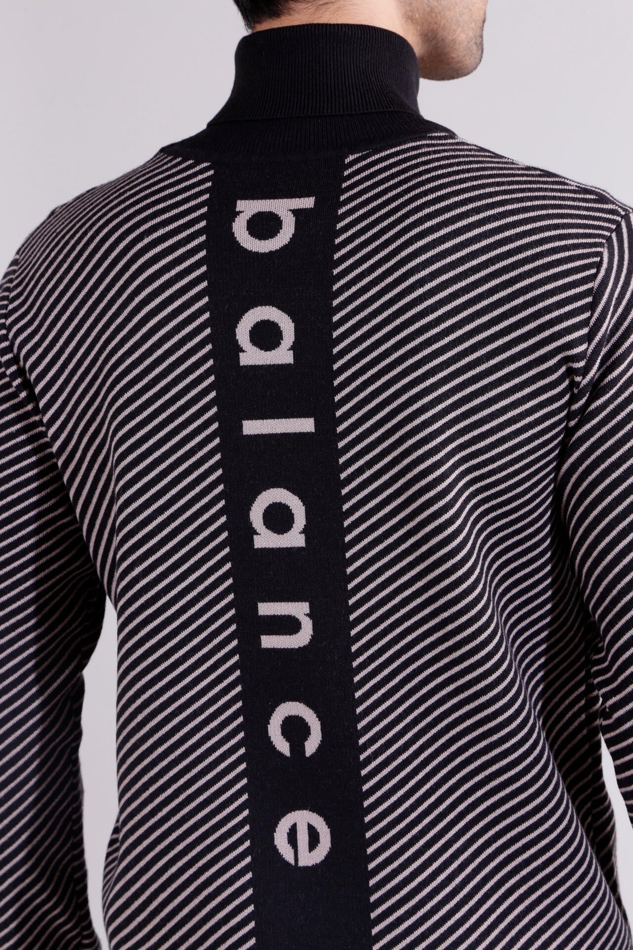 直営店舗限定】ストライプ×ロゴ 蓄熱保温 タートルネック ニット プル