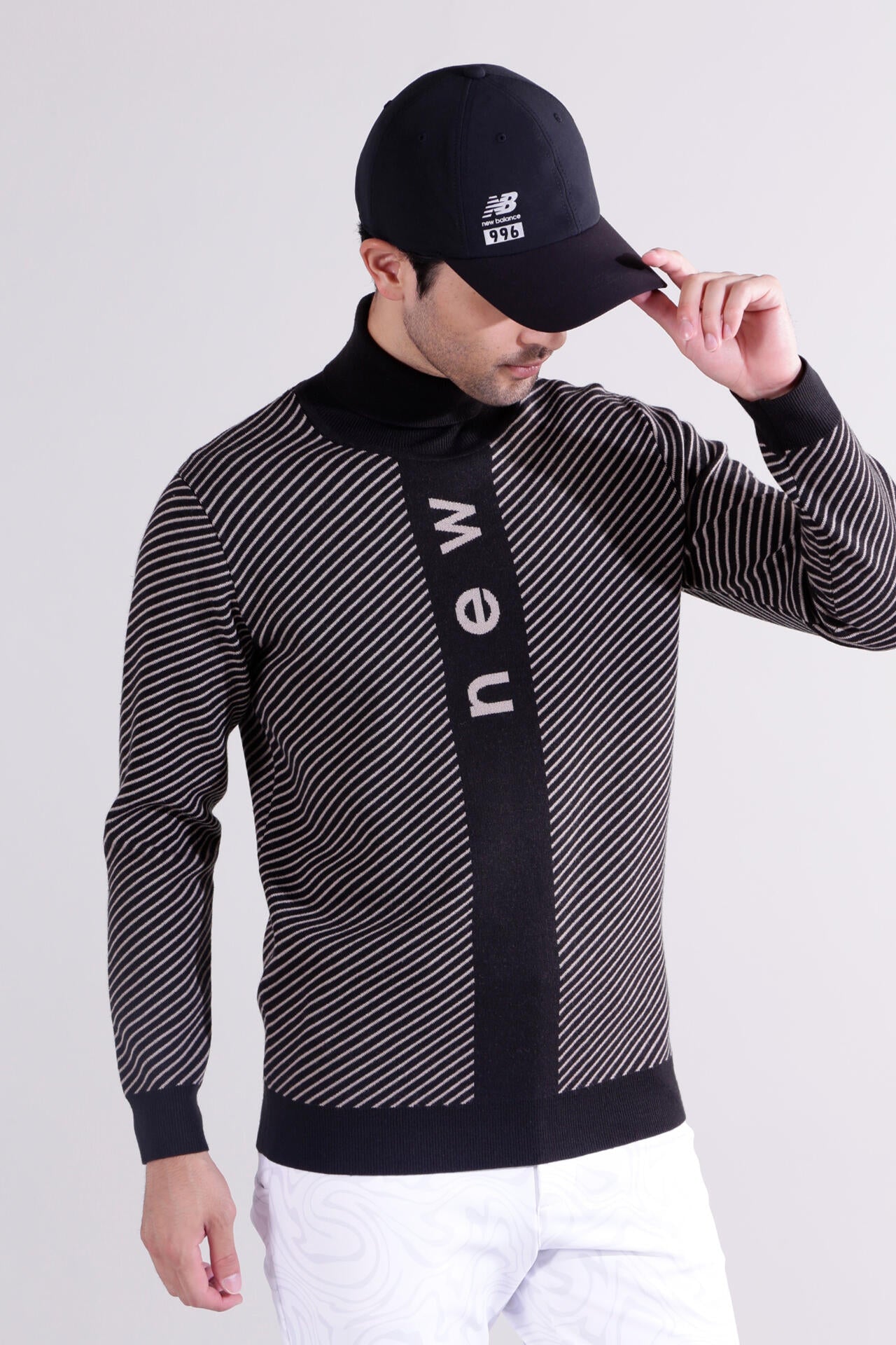 【直営店舗限定】ストライプ×ロゴ 蓄熱保温 タートルネック ニット プルオーバー (MENS)