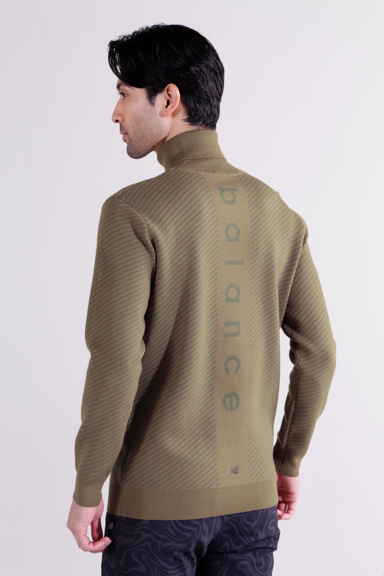 直営店舗限定】ストライプ×ロゴ 蓄熱保温 タートルネック ニット プル