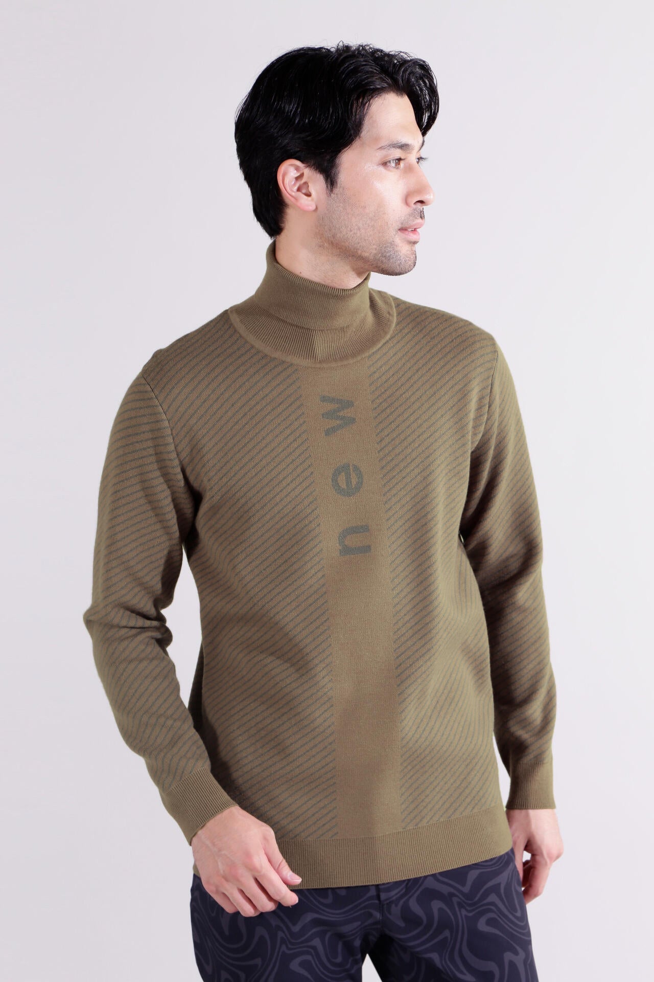 【直営店舗限定】ストライプ×ロゴ 蓄熱保温 タートルネック ニット プルオーバー (MENS)