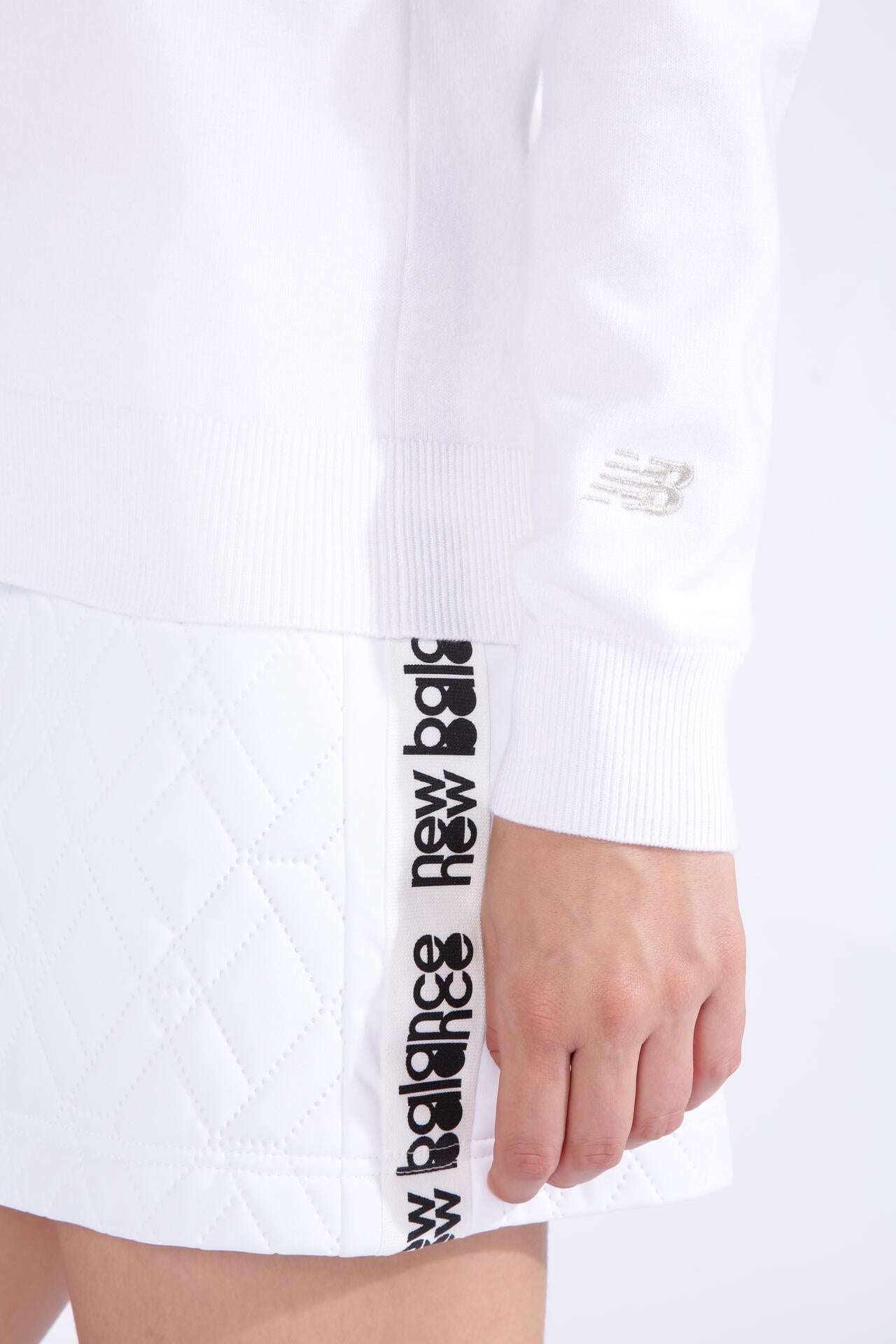 遠赤外線蓄熱保温 タイプライターロゴ ハイネック ニット プルオーバー