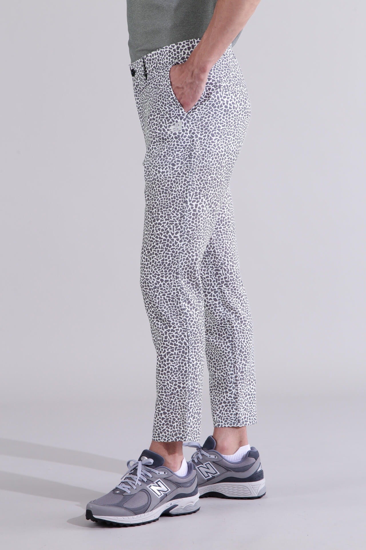 【直営店舗限定】テーパード クロップド パンツ (MENS)