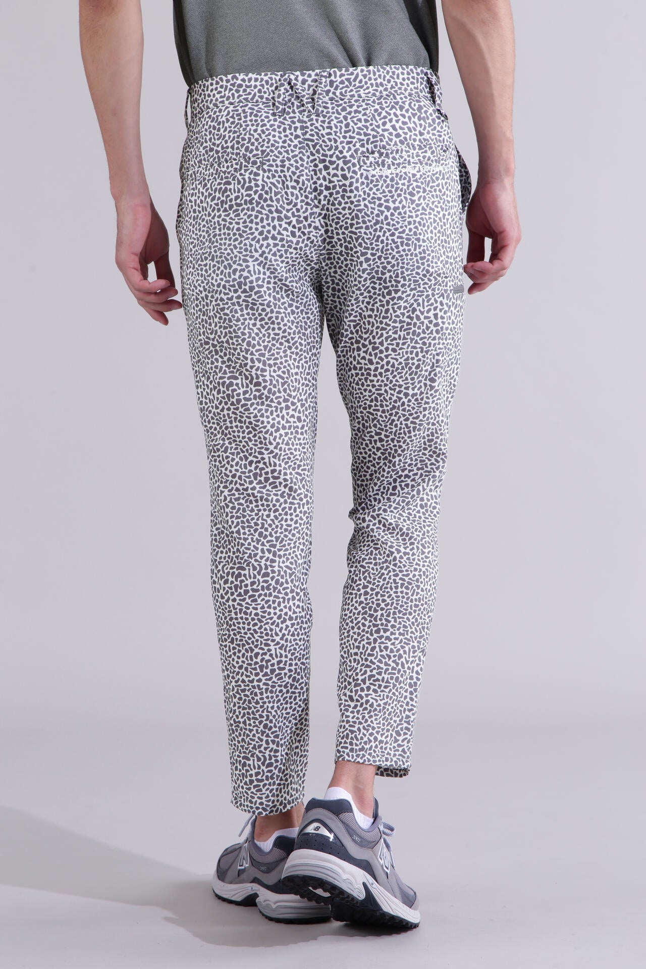 【直営店舗限定】テーパード クロップド パンツ (MENS)