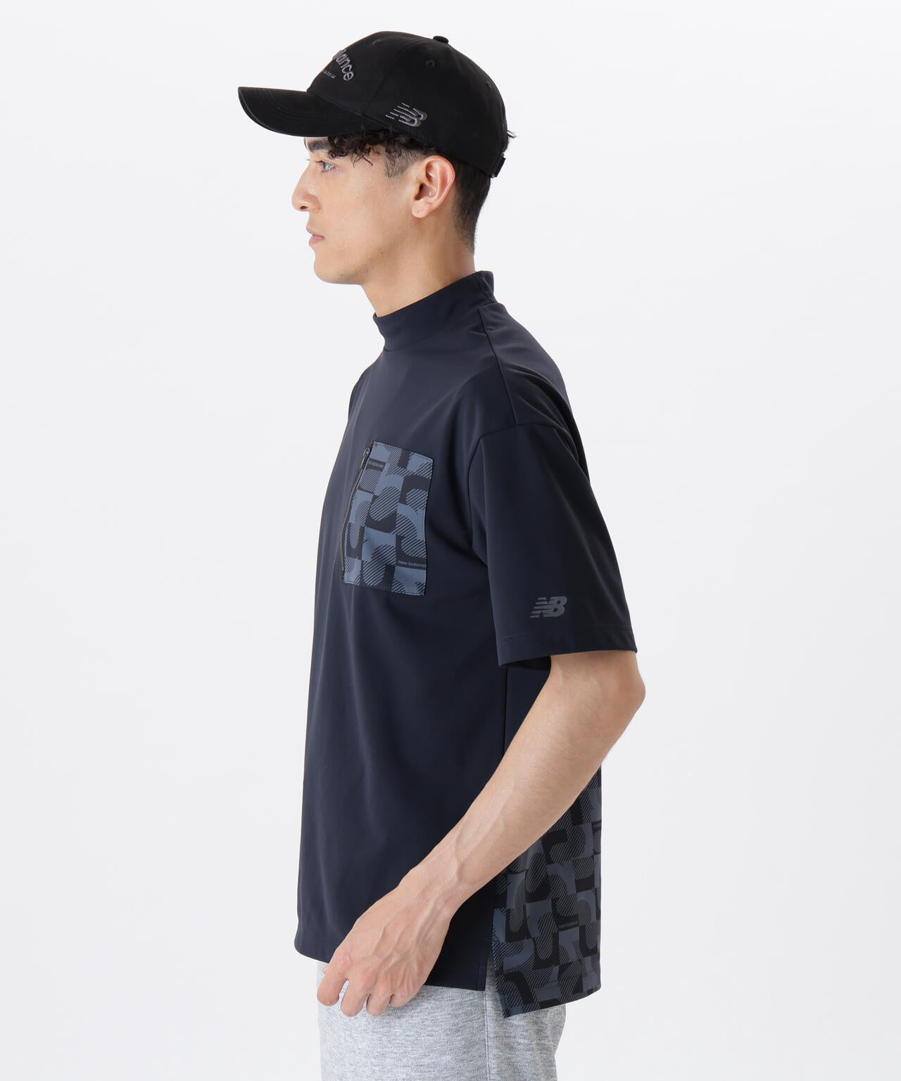 【直営店舗・公式オンライン限定】ロゴジオメトリック柄 ハーフスリーブ モックネック プルオーバー (MENS)