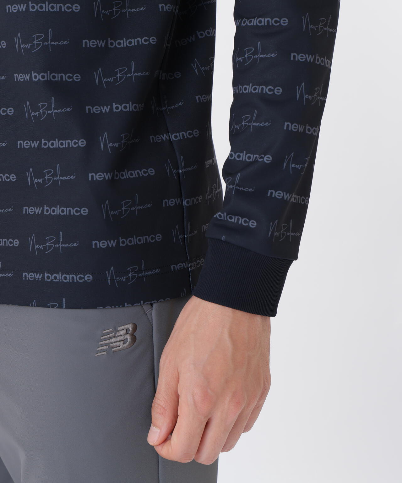 ロゴラッピングペーパー柄 長袖 モックネック プルオーバー