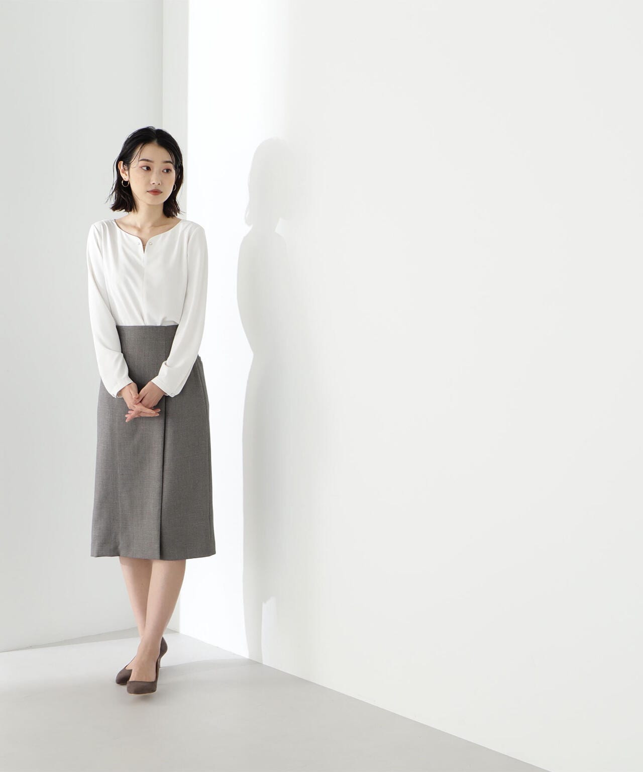 ラインストーンニュアンスネックブラウス