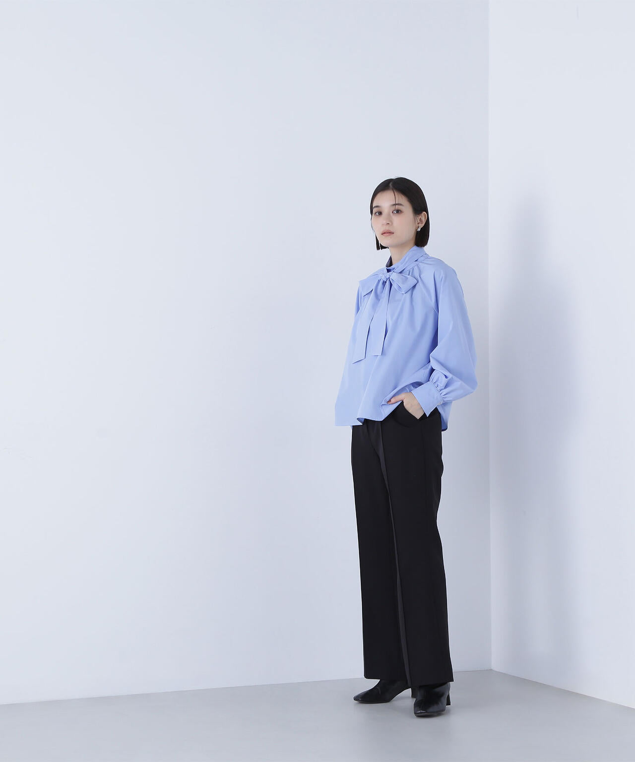 ハイネックリボンボウブラウス