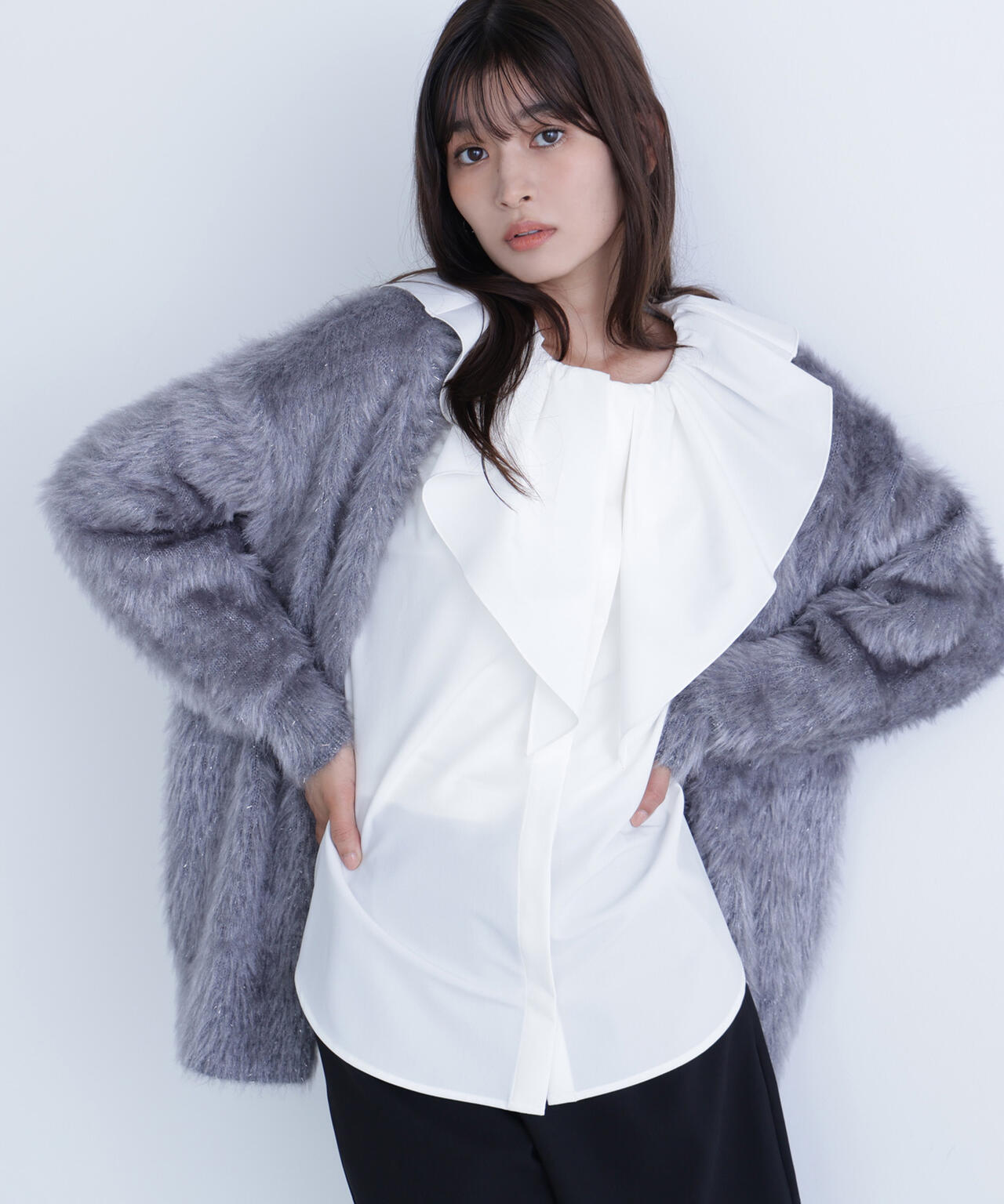 新品 デザイン ラッフル ブラウス 黒 白 DESIGNWORKS(デザインワークス)｜バイカラーラッフルブラウス