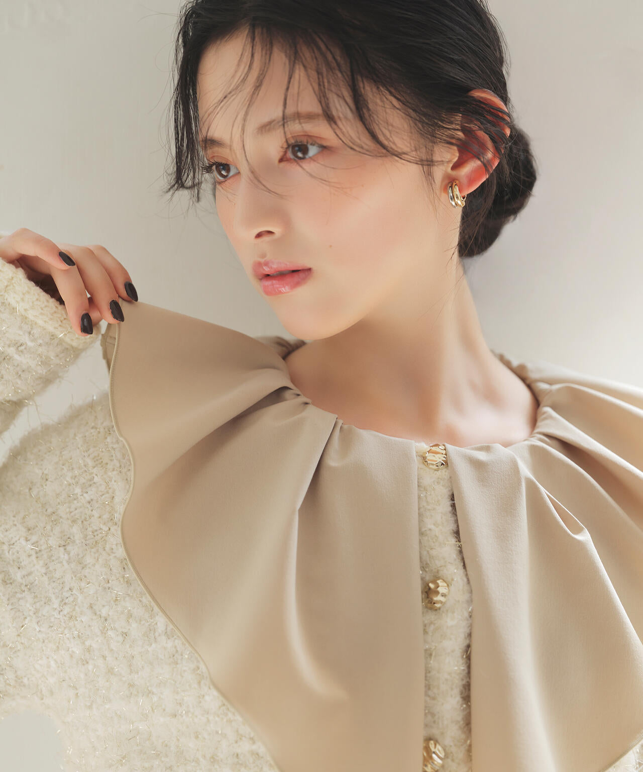 新品 デザイン ラッフル ブラウス 黒 白 Oggi11月号掲載】デザインラッフルブラウス | NATURAL BEAUTY