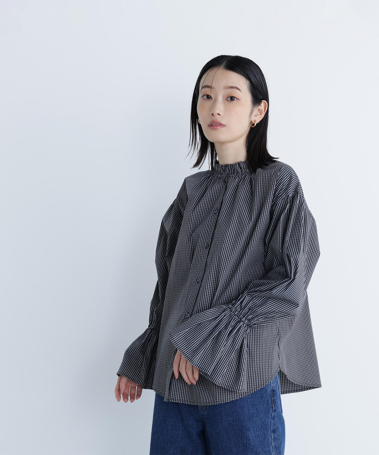 【Oggi掲載】フリルカフスハイネックブラウス