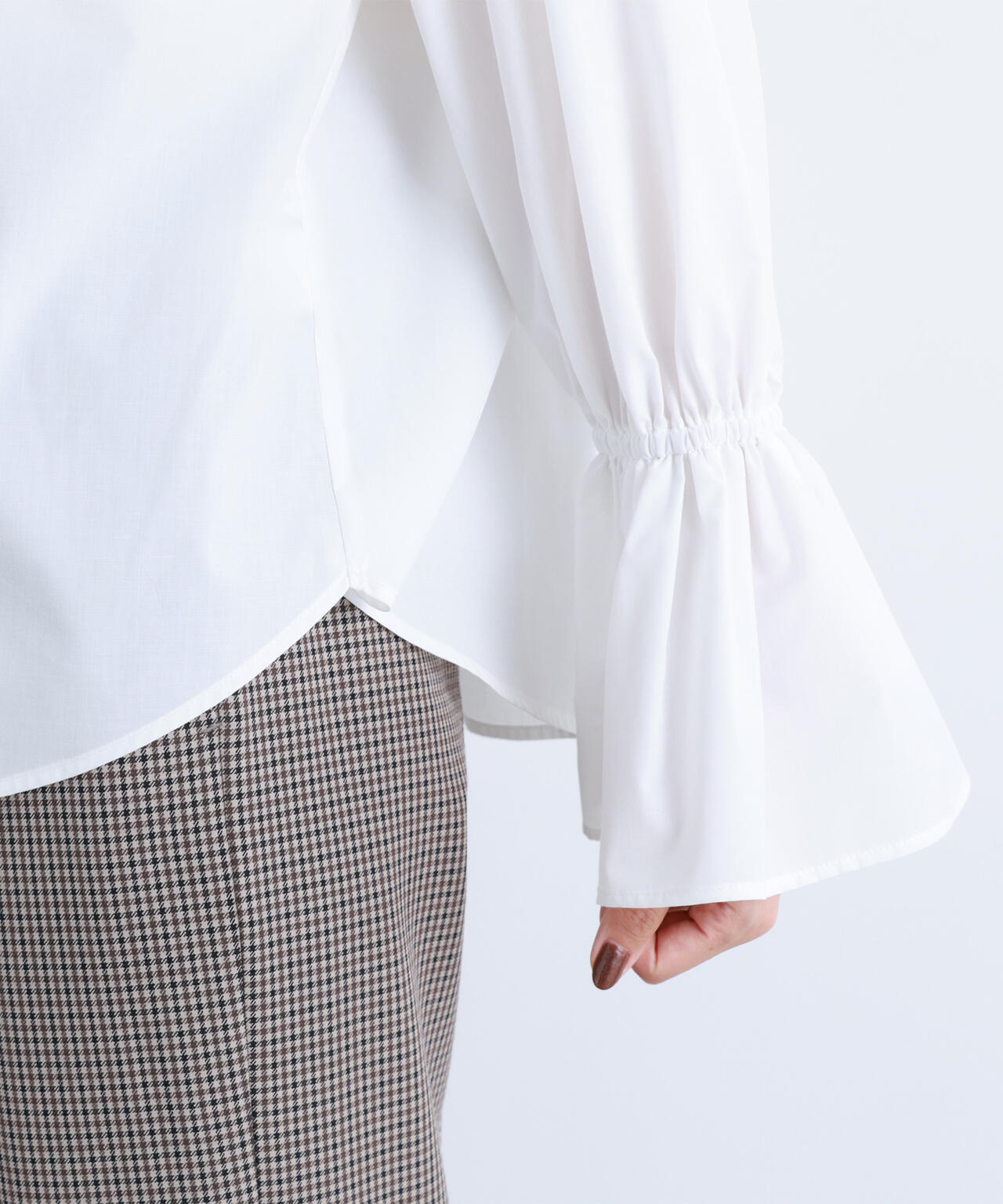 【Oggi掲載】フリルカフスハイネックブラウス