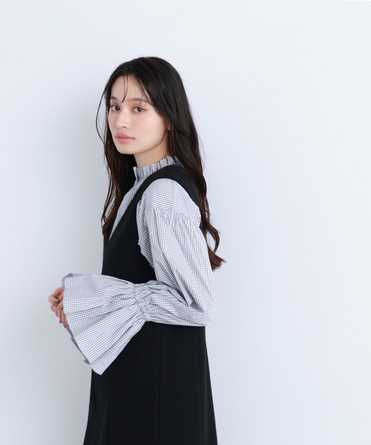 【Oggi掲載】フリルカフスハイネックブラウス