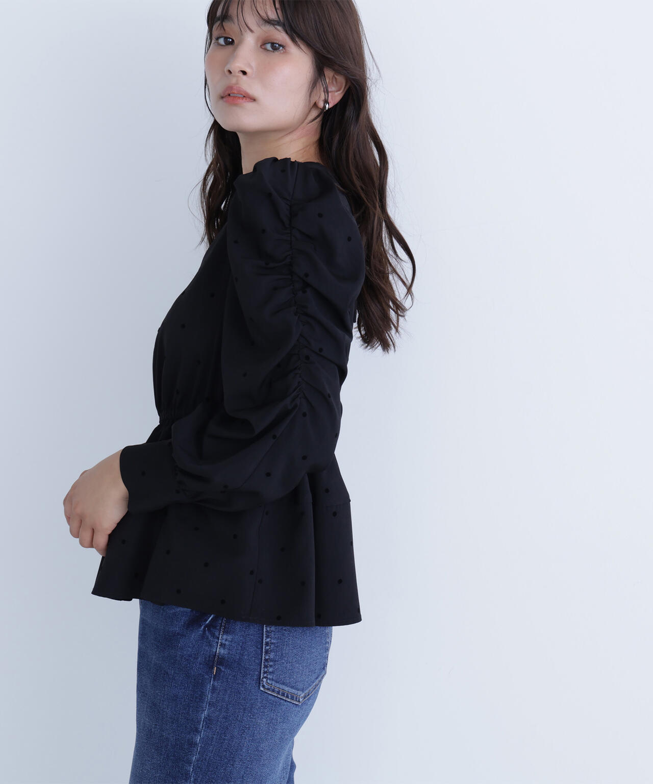 フロッキードットペプラムブラウス