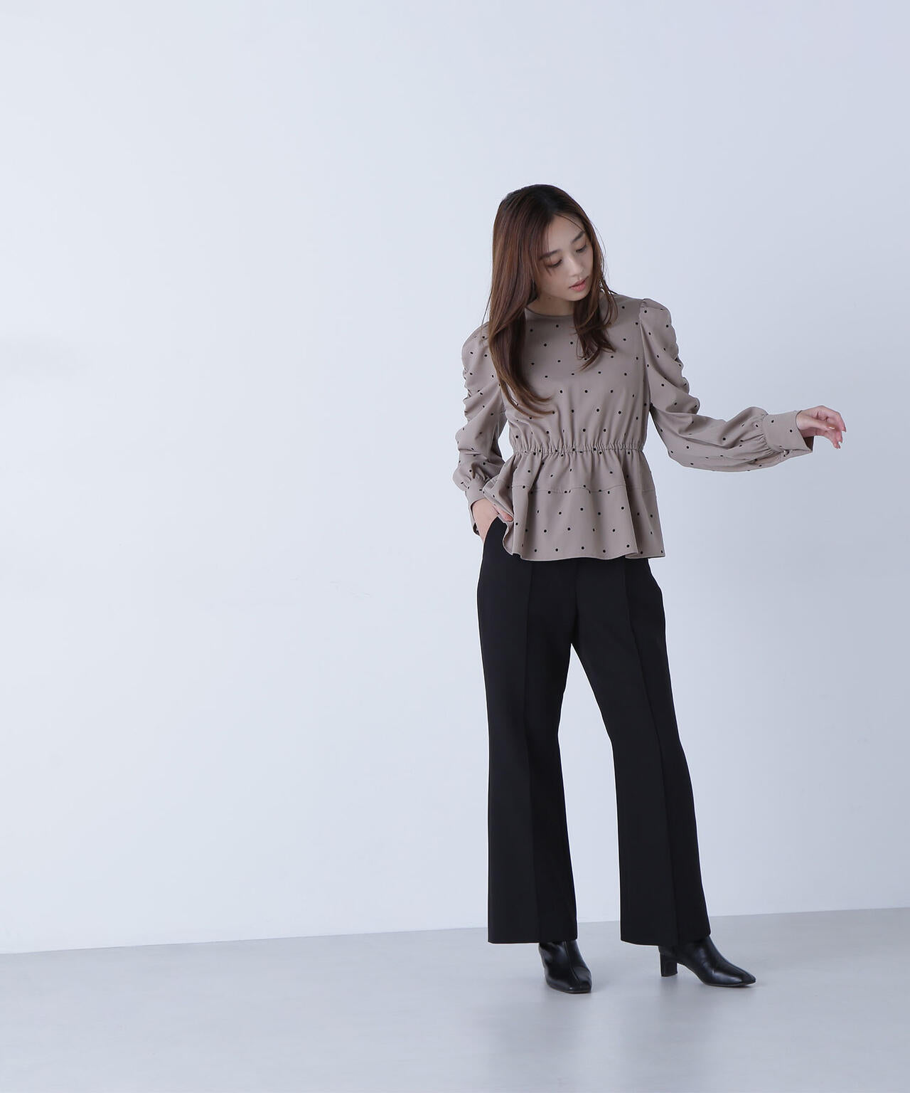 ナチュラルビューティーベーシック（NATURAL BEAUTY BASIC）/フロッキードットペプラムブラウス フロッキードットペプラムブラウス | NATURAL BEAUTY BASIC