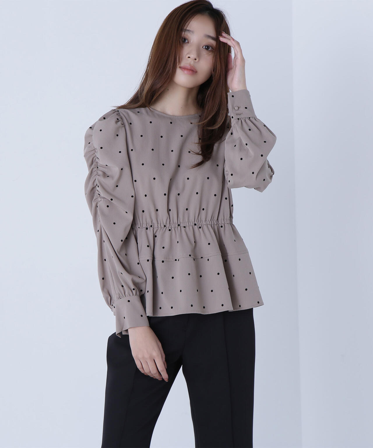 フロッキードットペプラムブラウス