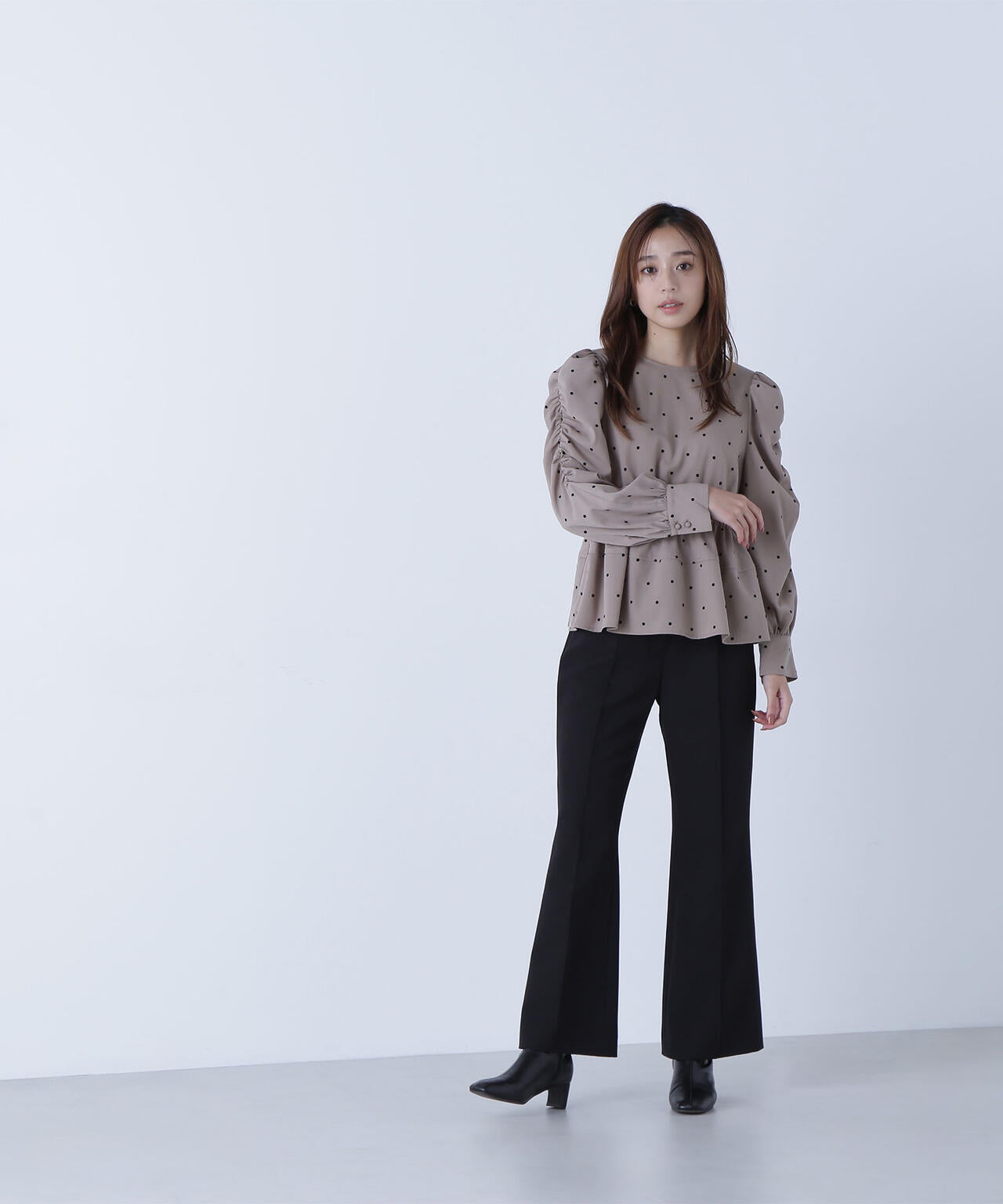 フロッキードットペプラムブラウス