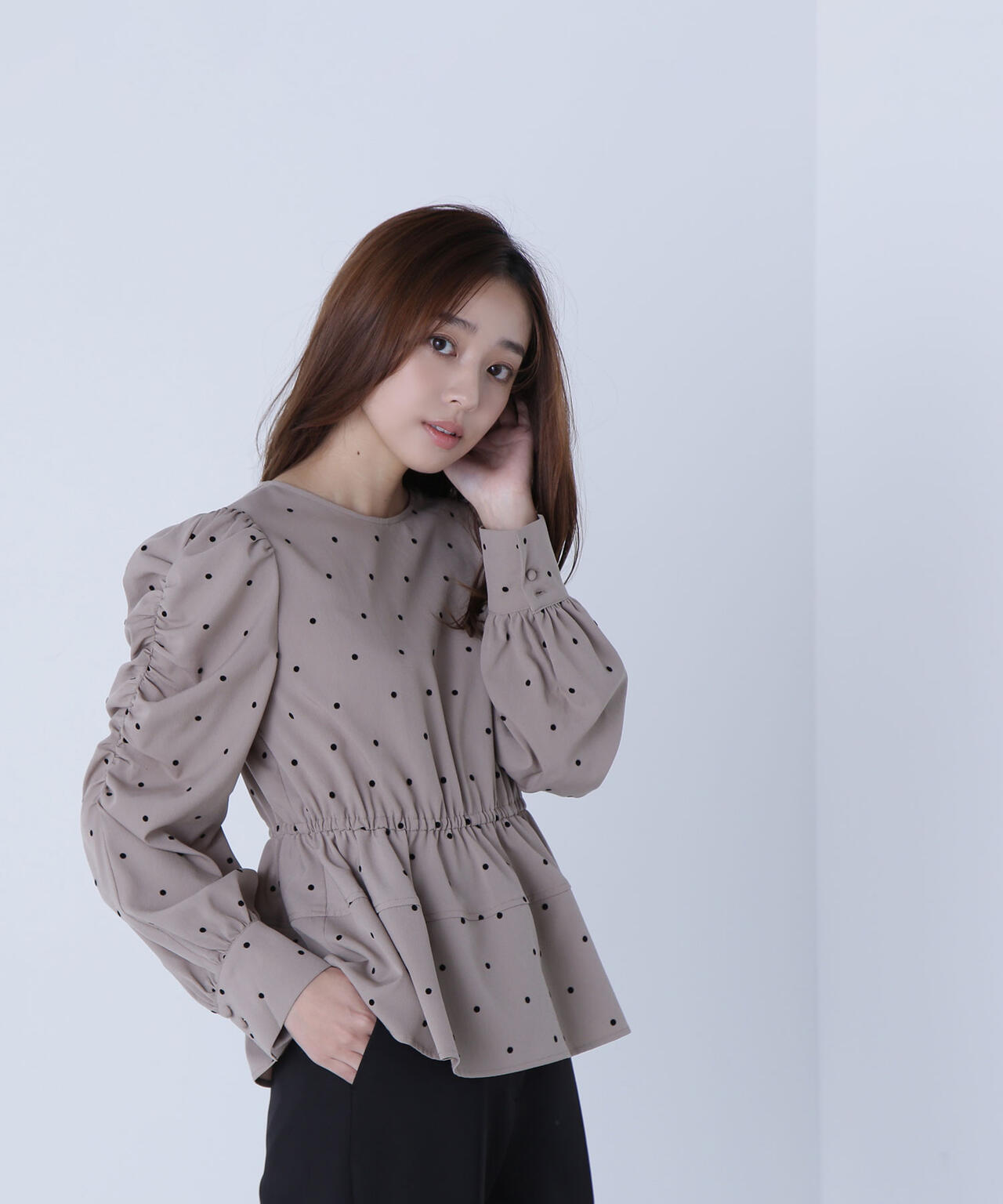 フロッキードットペプラムブラウス