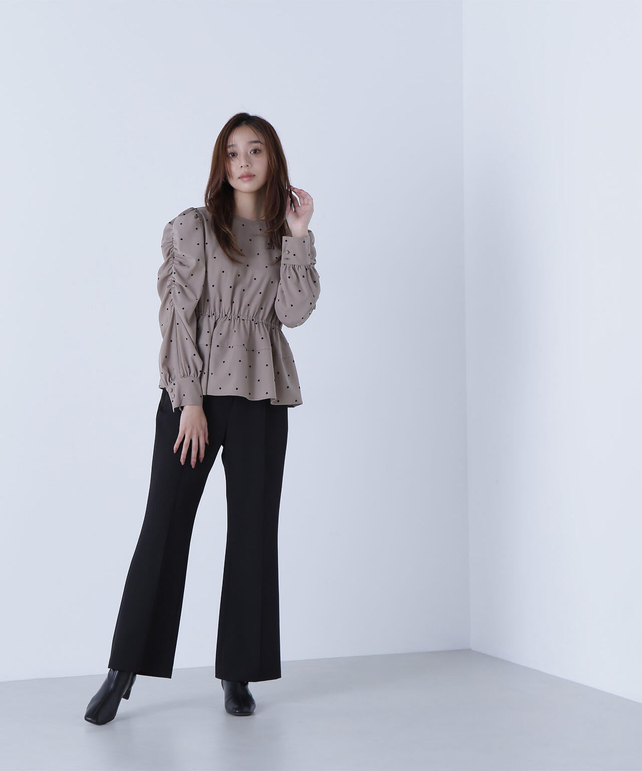 フロッキードットペプラムブラウス