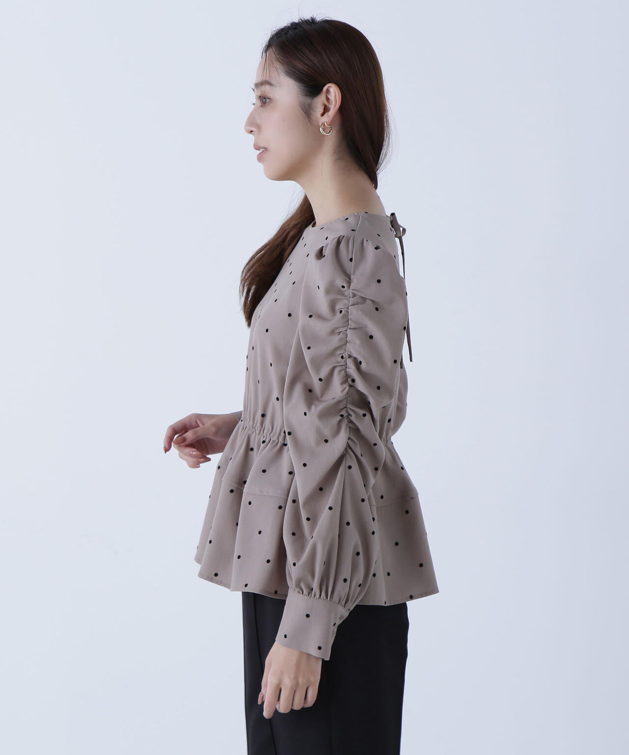 フロッキードットペプラムブラウス