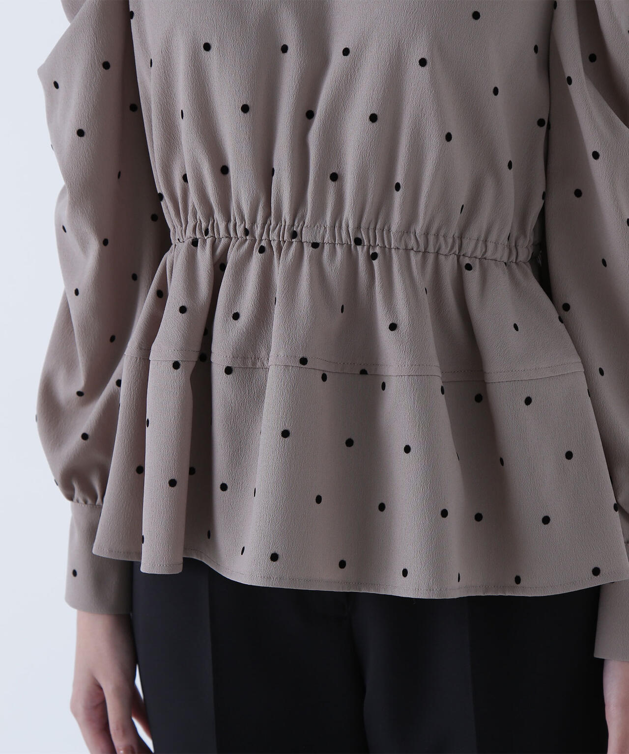 フロッキードットペプラムブラウス