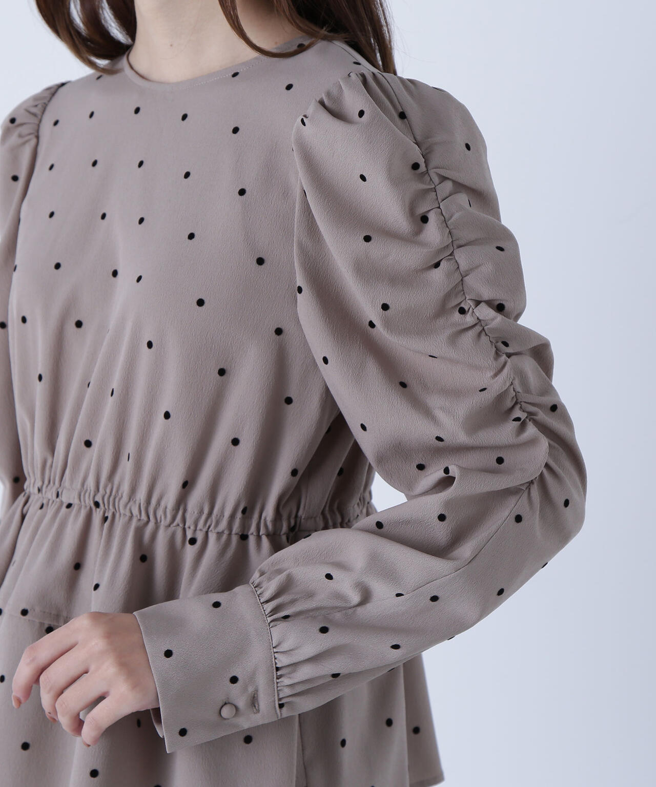 フロッキードットペプラムブラウス