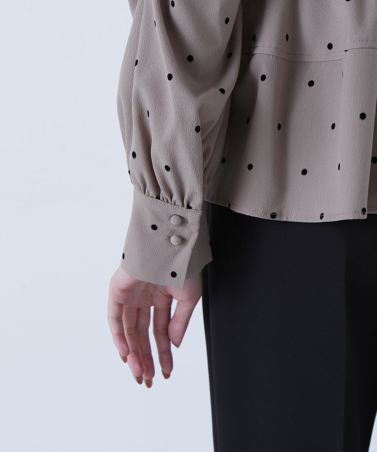 フロッキードットペプラムブラウス