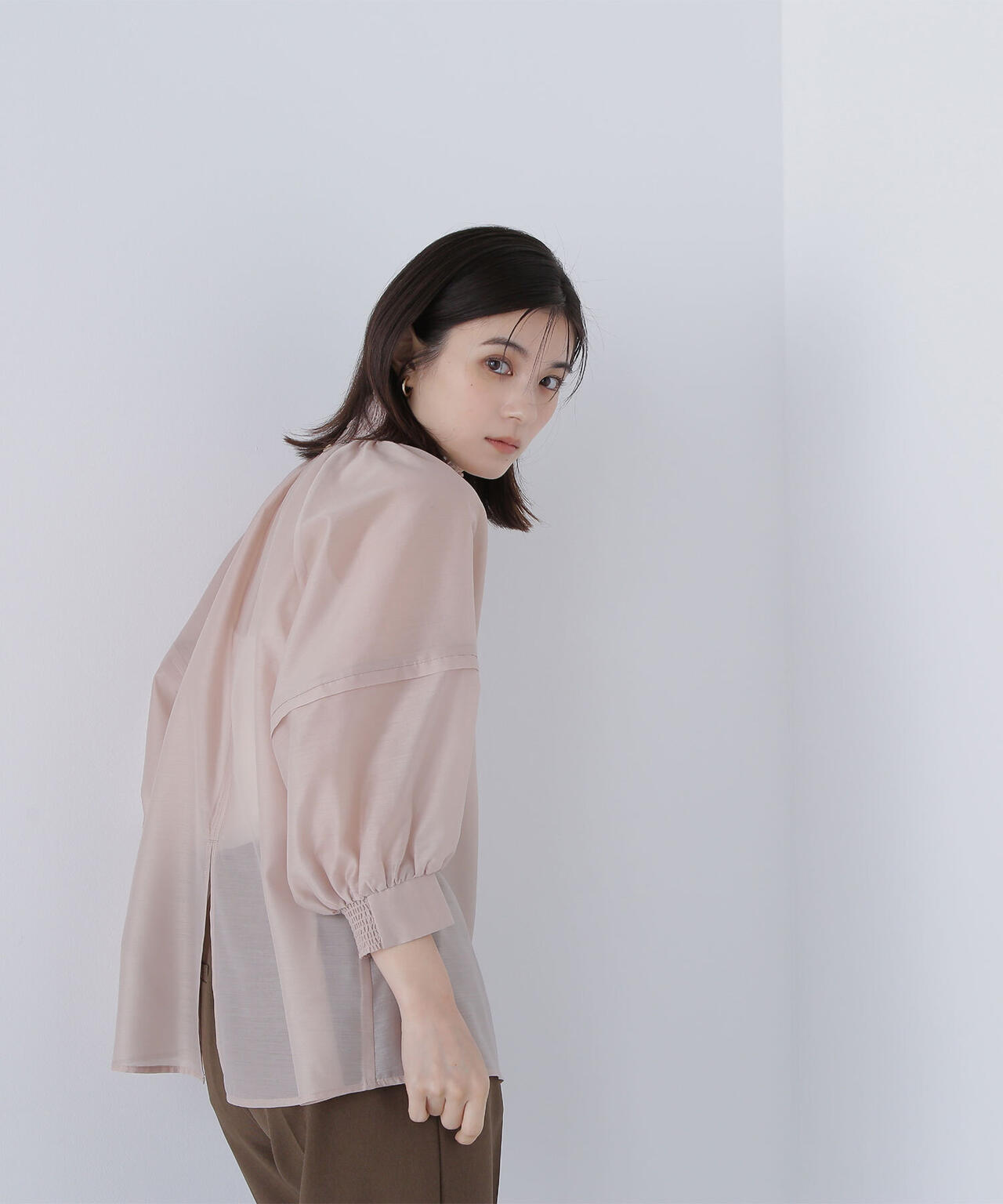 シャーリングネックドルマンブラウス