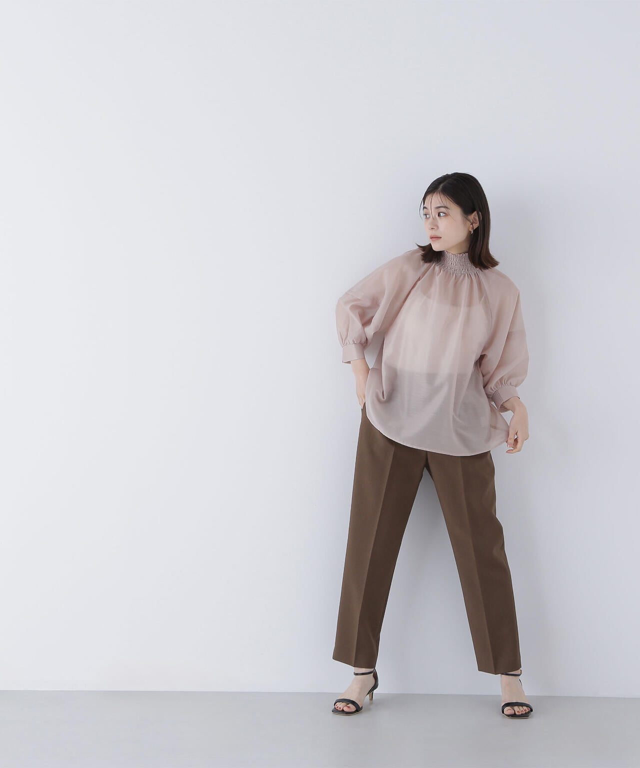 シャーリングネックドルマンブラウス