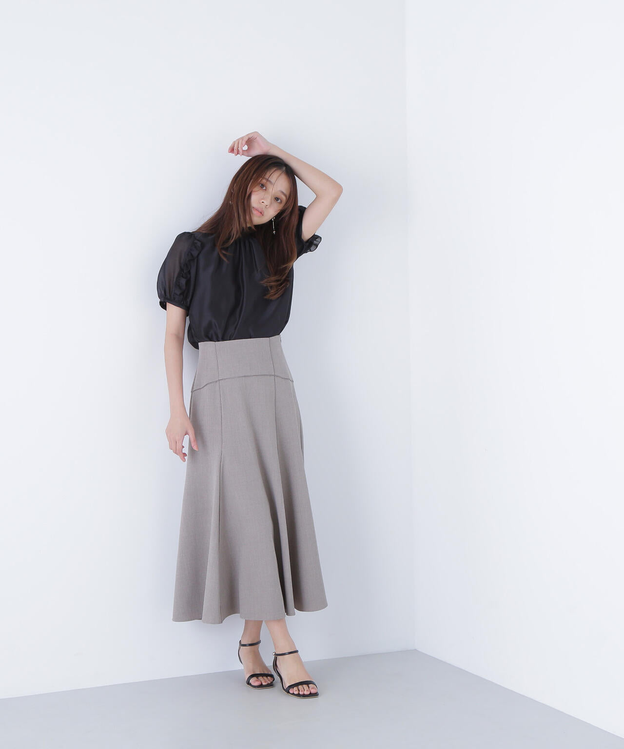 シャーリングネックフリルブラウス