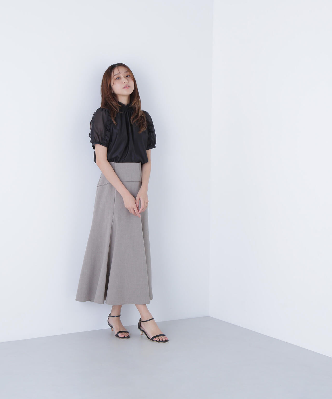 シャーリングネックフリルブラウス