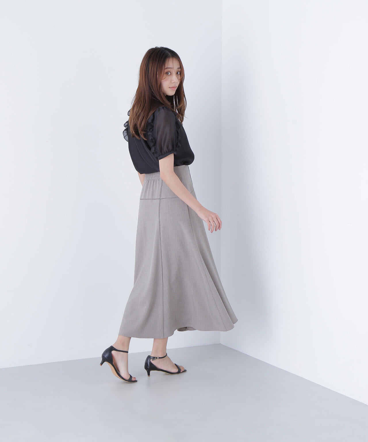 シャーリングネックフリルブラウス