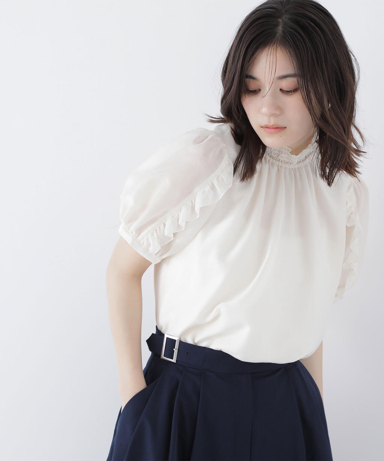 シャーリングネックフリルブラウス