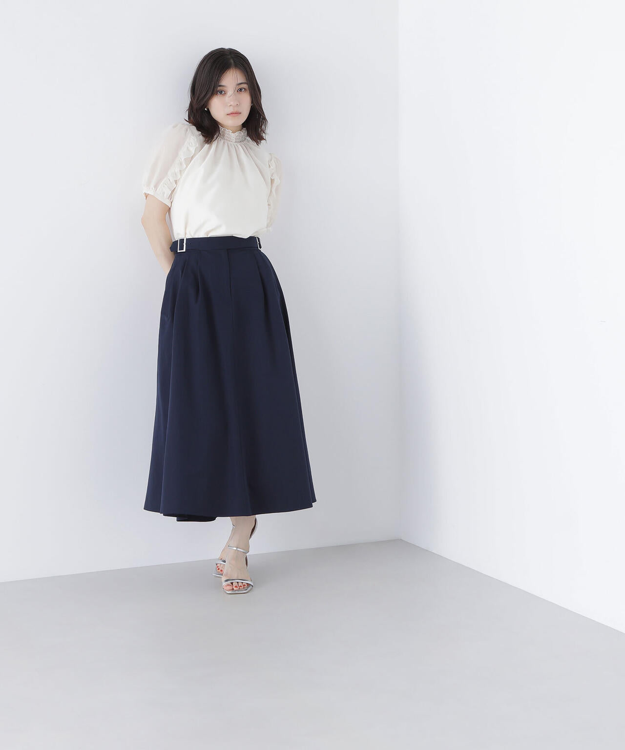 シャーリングネックフリルブラウス