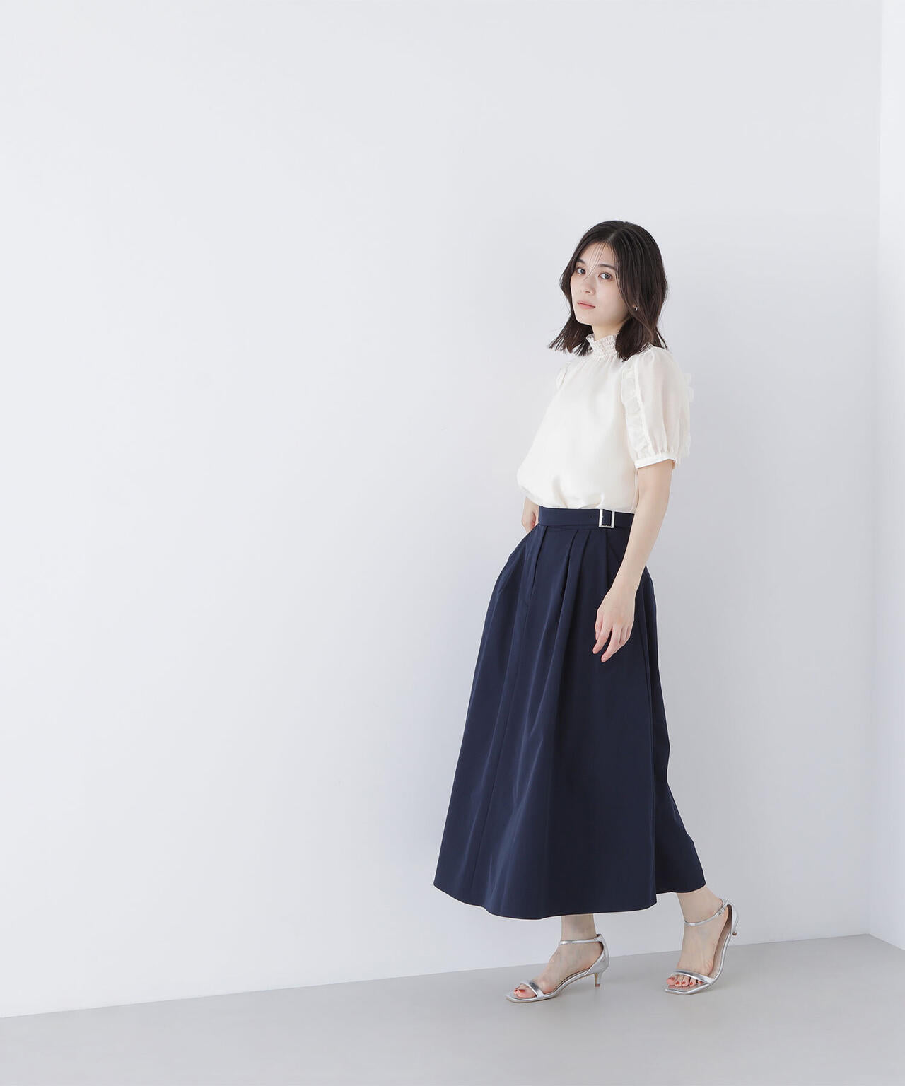 シャーリングネックフリルブラウス