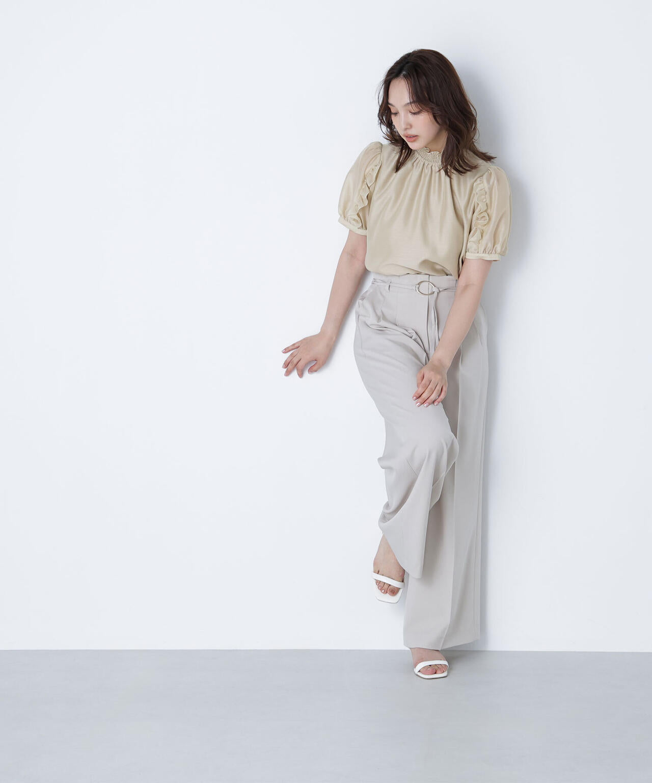 シャーリングネックフリルブラウス