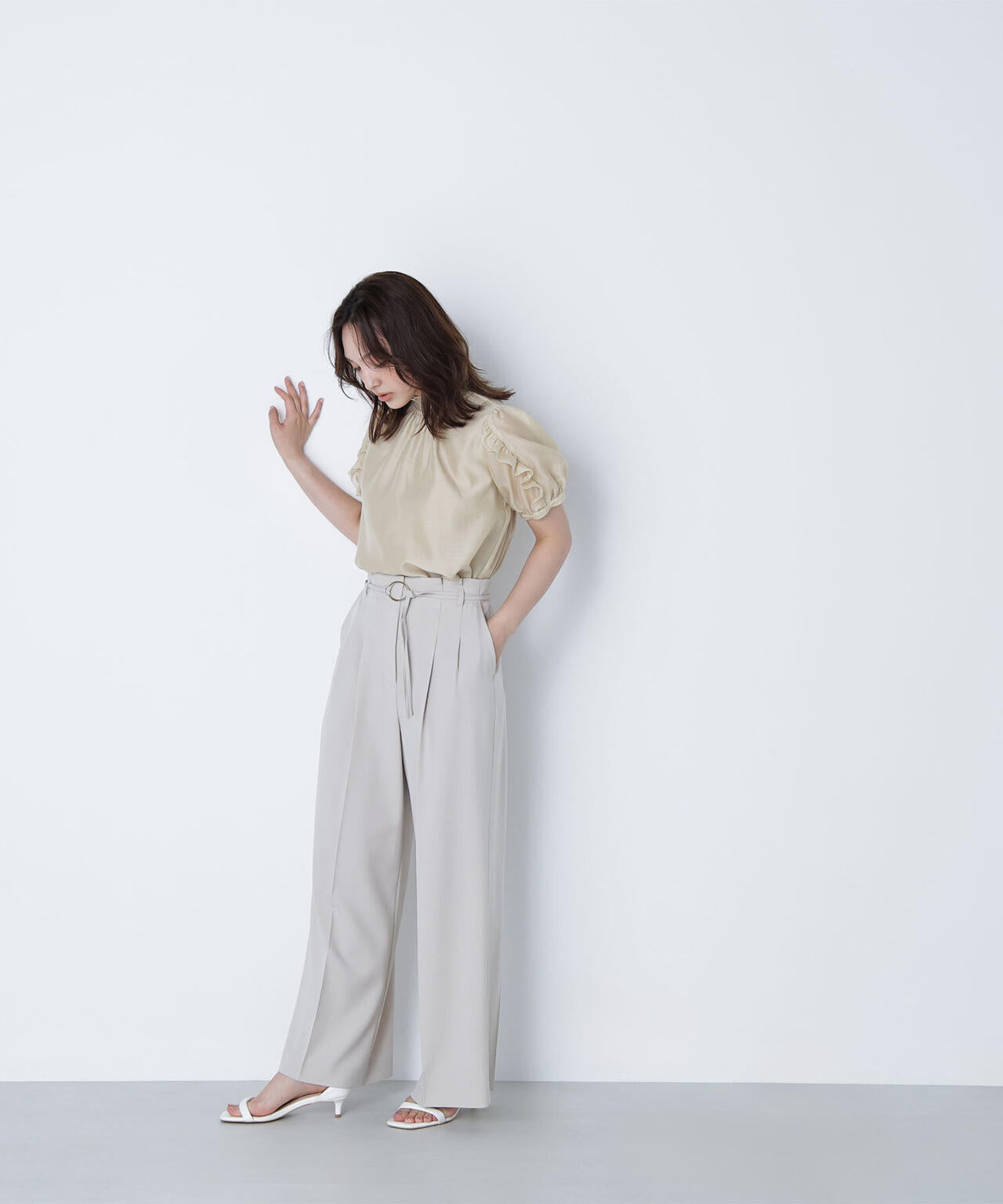 シャーリングネックフリルブラウス