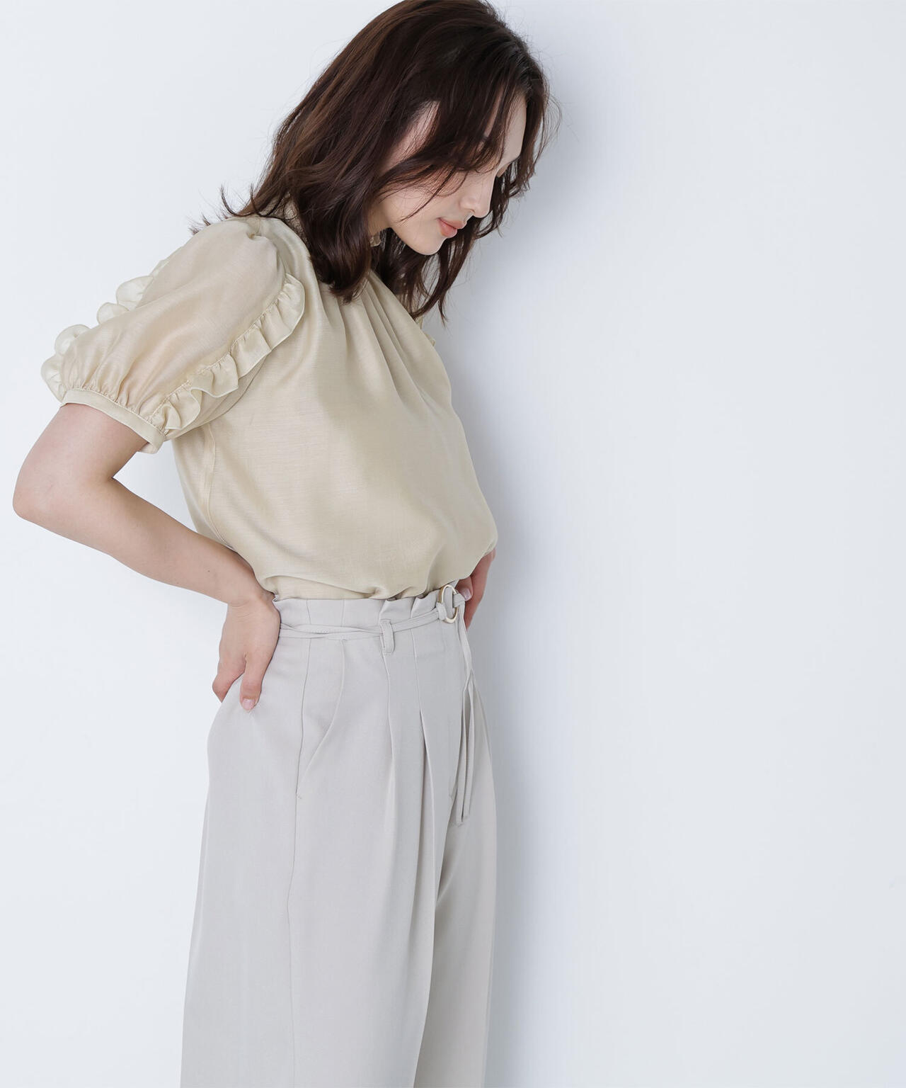 シャーリングネックフリルブラウス