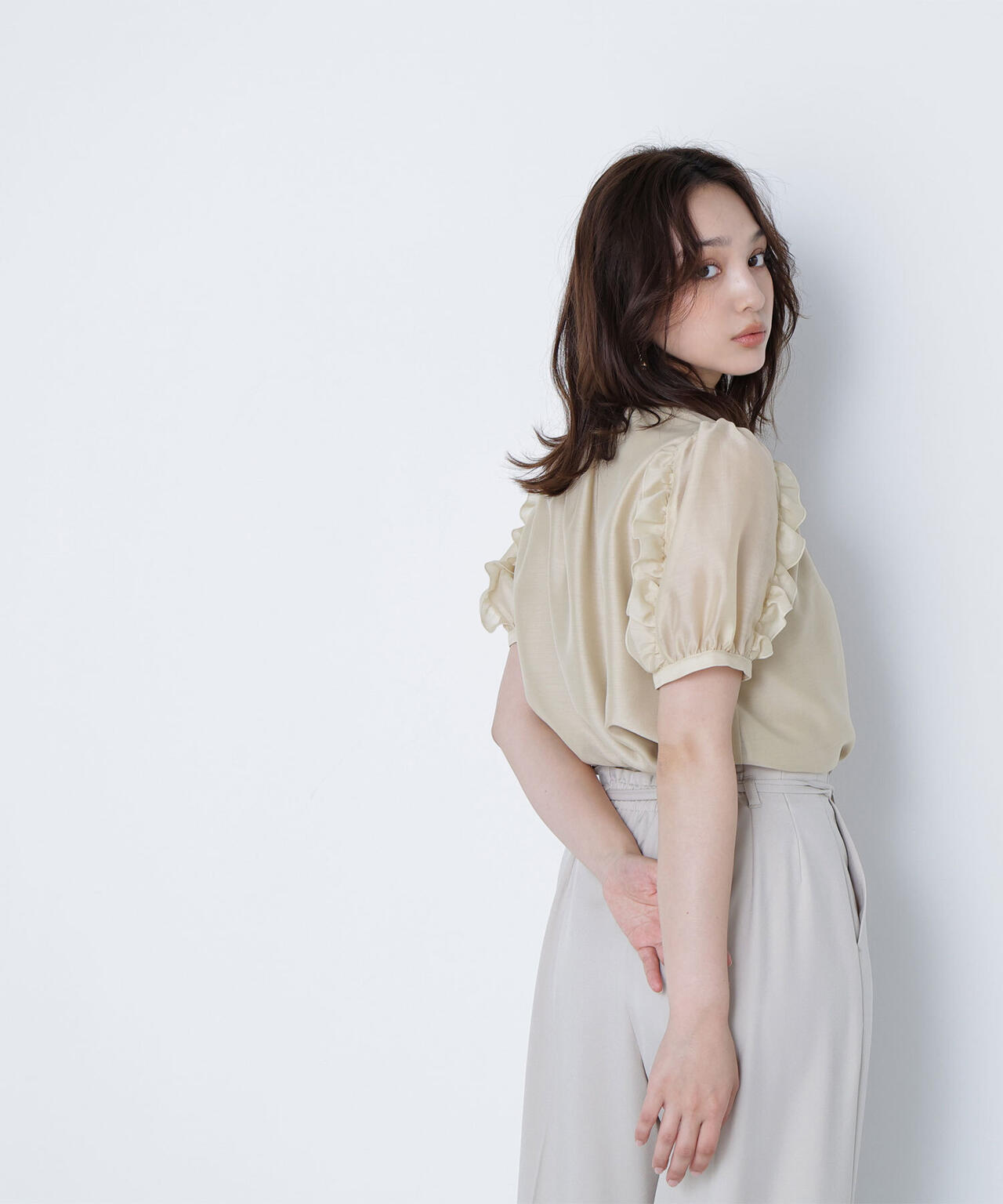 シャーリングネックフリルブラウス