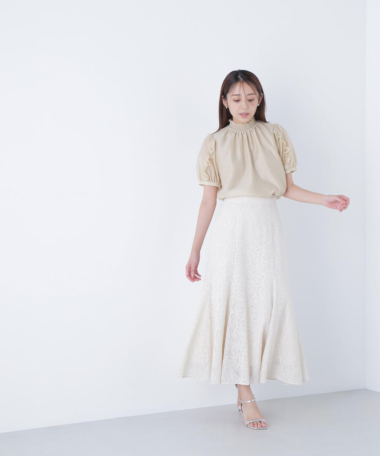 シャーリングネックフリルブラウス